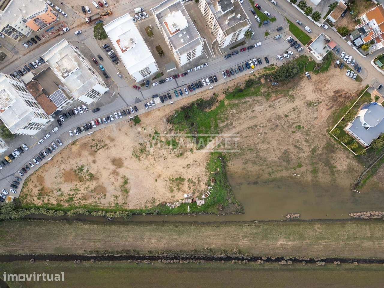 Conjunto de 10 Lotes de terreno totalizando uma área com 5416 m2 para - Grande imagem: 3/31
