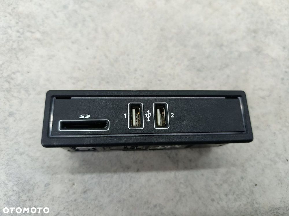 GNIAZDO USB MERCEDES-BENZ W205 A2058200526 2.0 16V C200 - 1