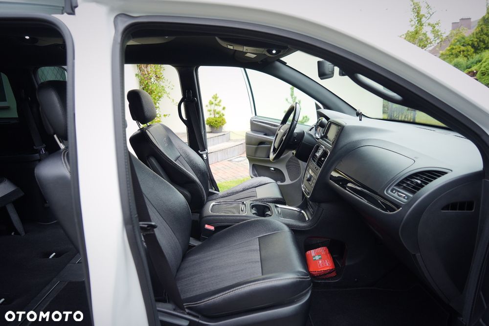 Chrysler Town & Country - 6