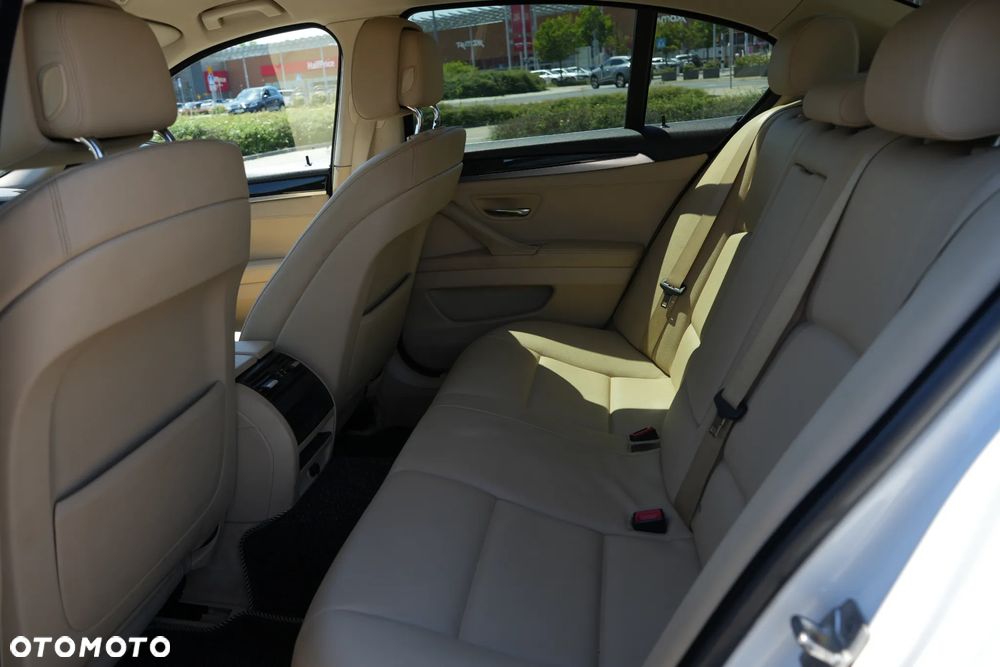 BMW Seria 5 520i - 33