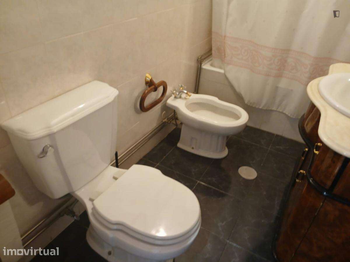 Quarto - localizado em Casal do Bispo Coimbra - Grande imagem: 2/11