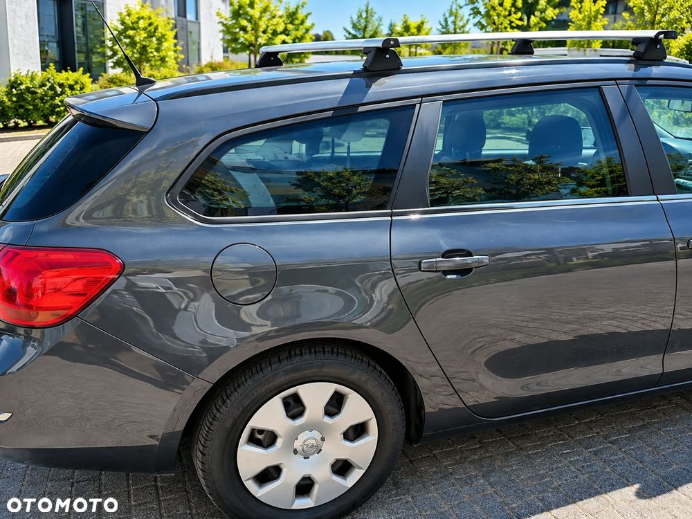 Opel Astra 2011 photo 2