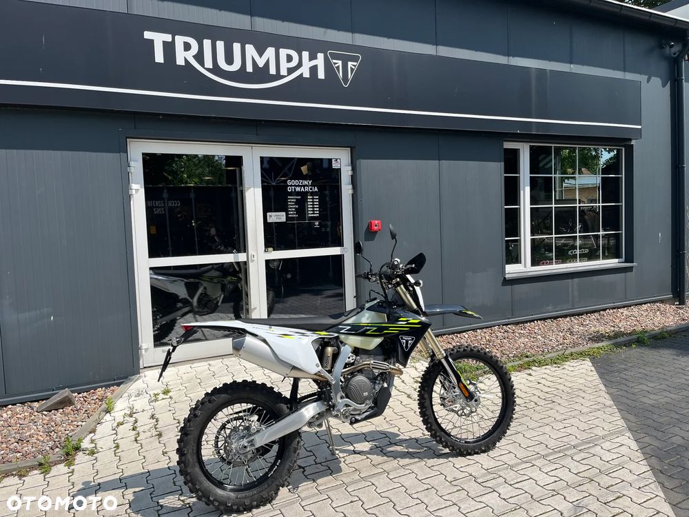 Triumph Inny - 4
