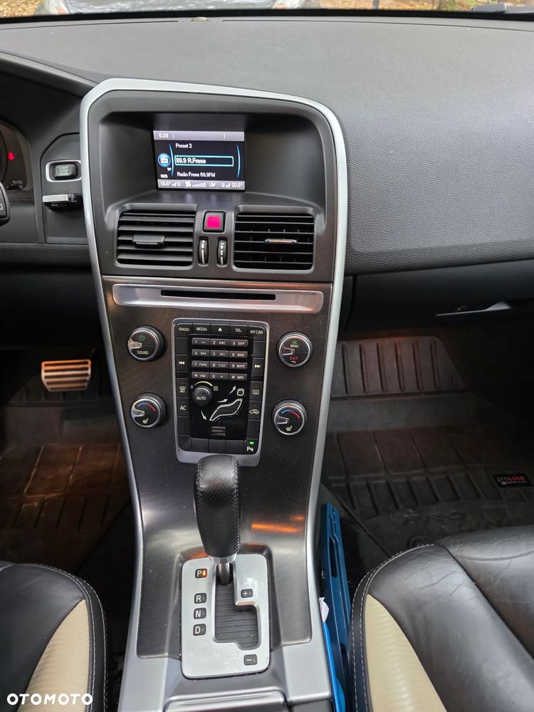 Volvo XC 60 2.0T R-Design - 16