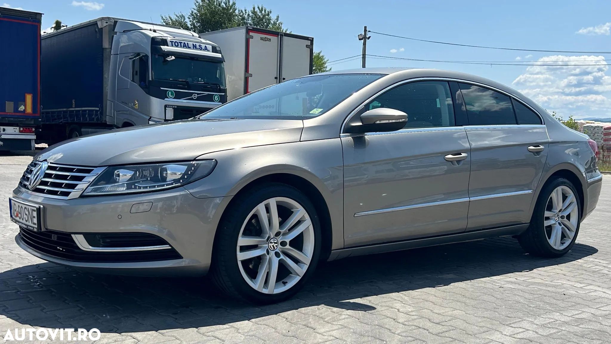 Volkswagen Passat - 1