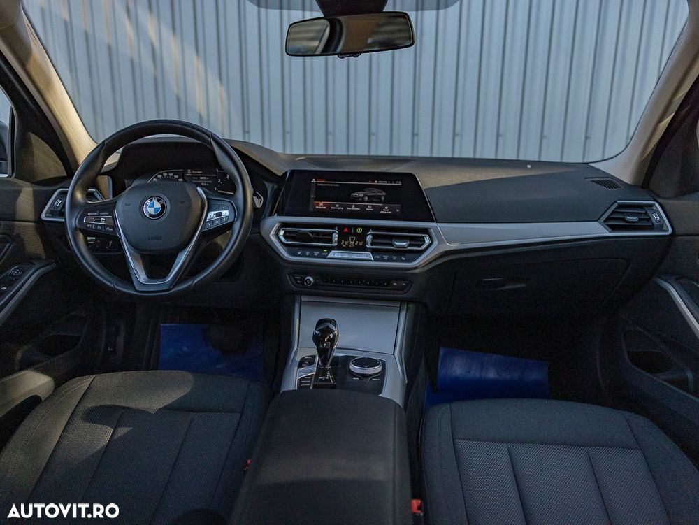 BMW Seria 3 320i AT - 32