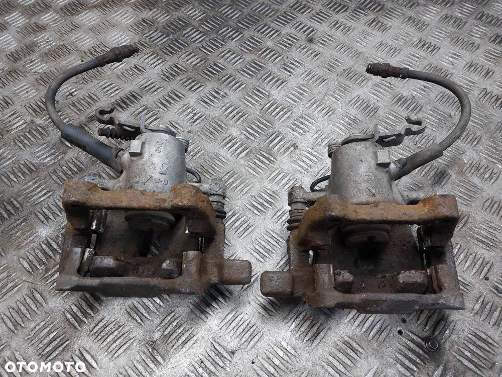 ZACISK HAMULCOWY LEWY TYŁ + PRAWY TYŁ VOLKSWAGEN JETTA V - 3