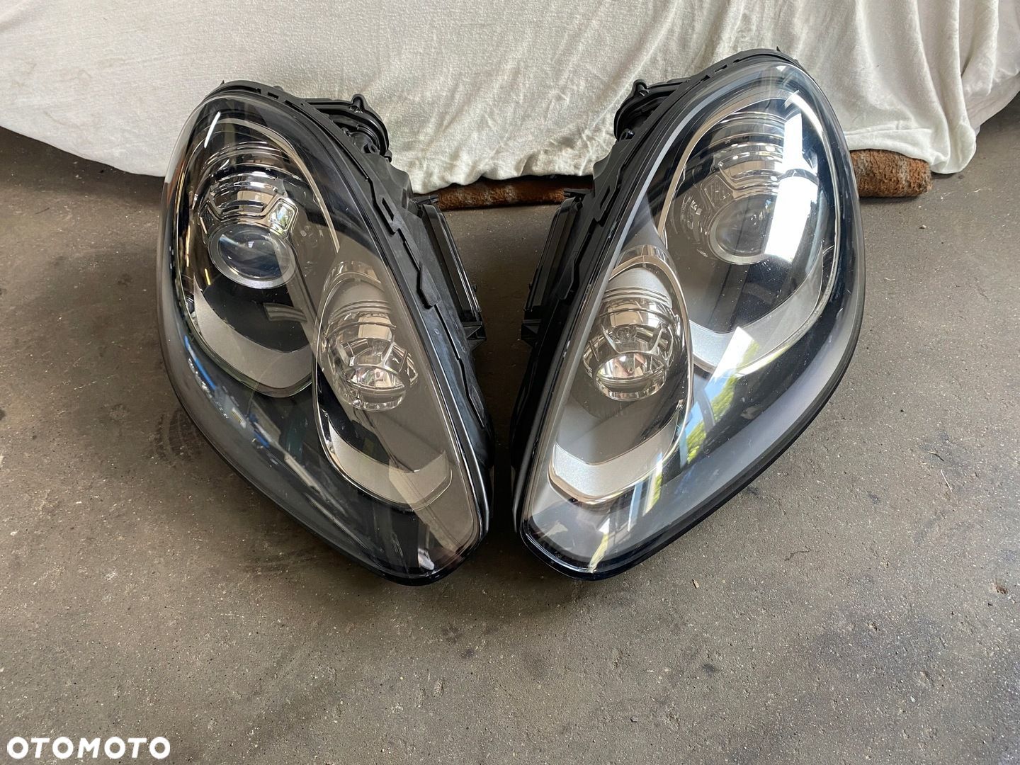 PORSCHE CAYENNE 7P5 GTS LIFT LAMPY XENON KOMPLET - 1