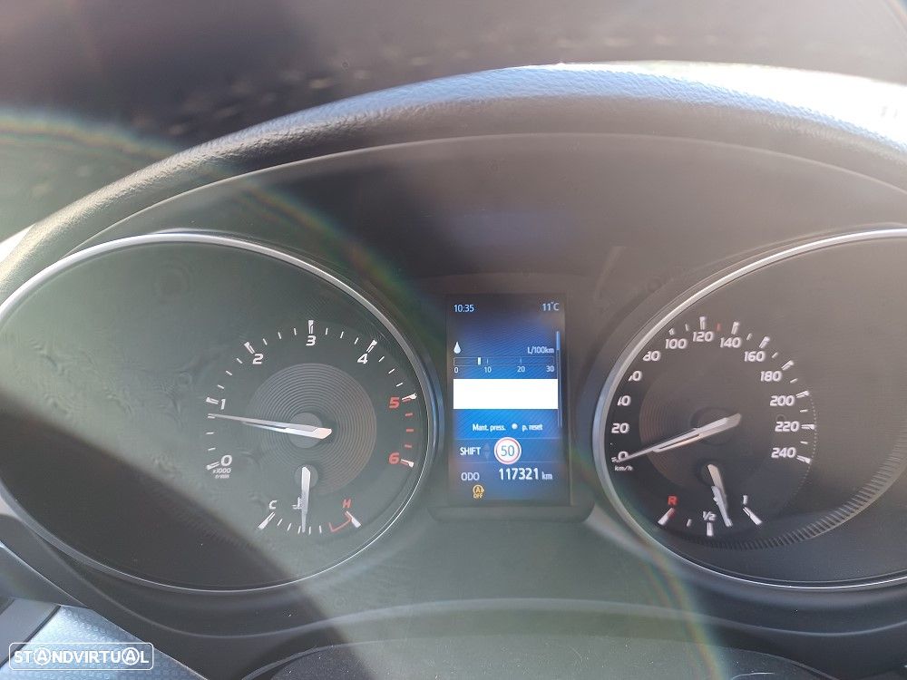 Toyota Avensis SD 1.6 D-4D Luxury+GPS - 1