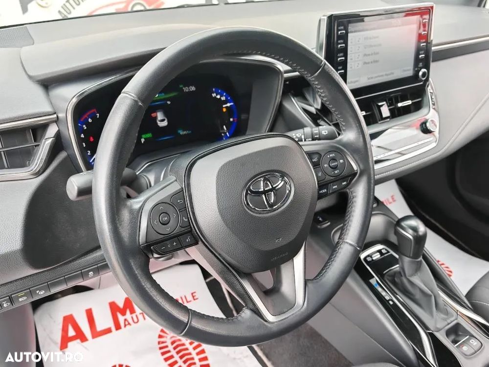 Toyota Corolla ver-sedan-1-8-hsd-dynamic - 18