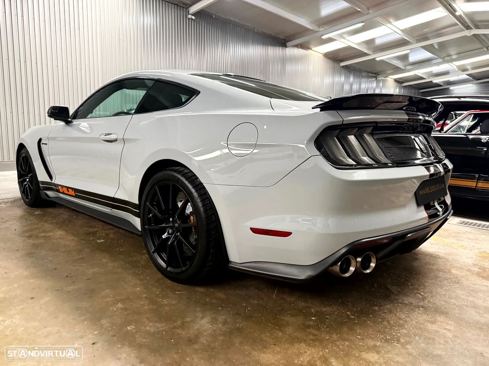 Ford Mustang - 4
