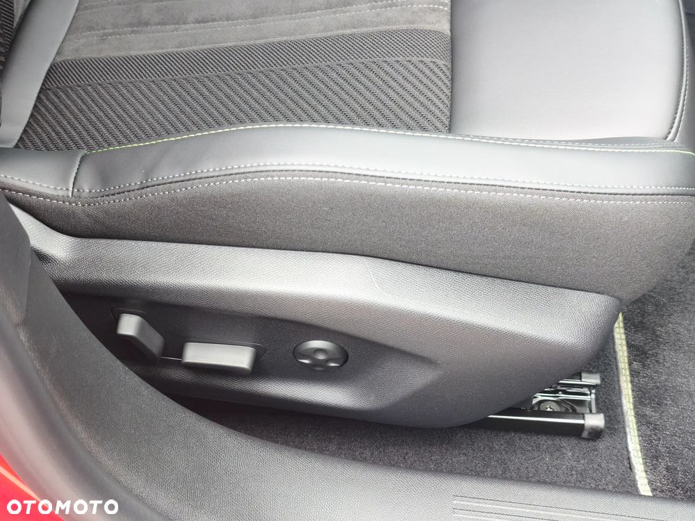 Peugeot 408 1.6 Plug-In Hybrid 225 GT E-DCS7 - 19