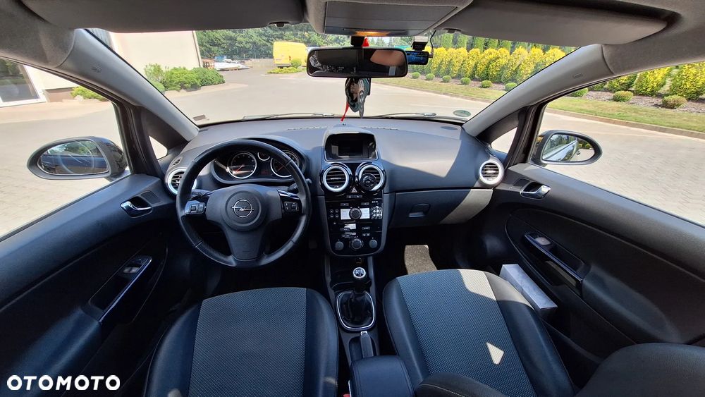 Opel Corsa 1.4 16V Cosmo - 10