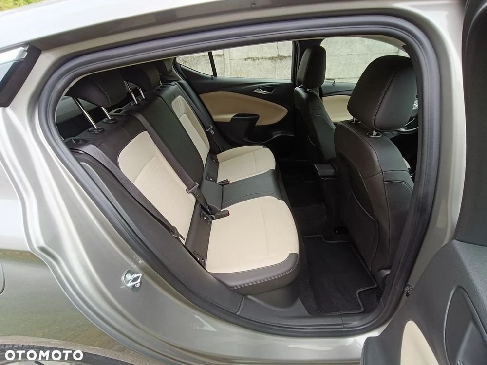 Opel Astra 1.4 Turbo Business - 36