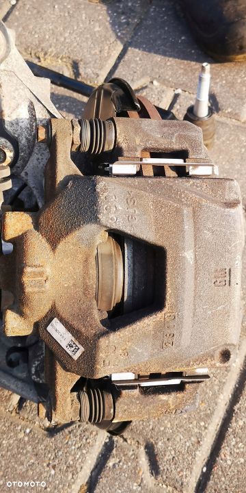 ZACISK WAHACZ LEWY PRZÓD OPEL ASTRA IV J 1.4i TB - 11