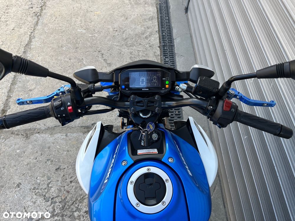 Suzuki GSX - 23
