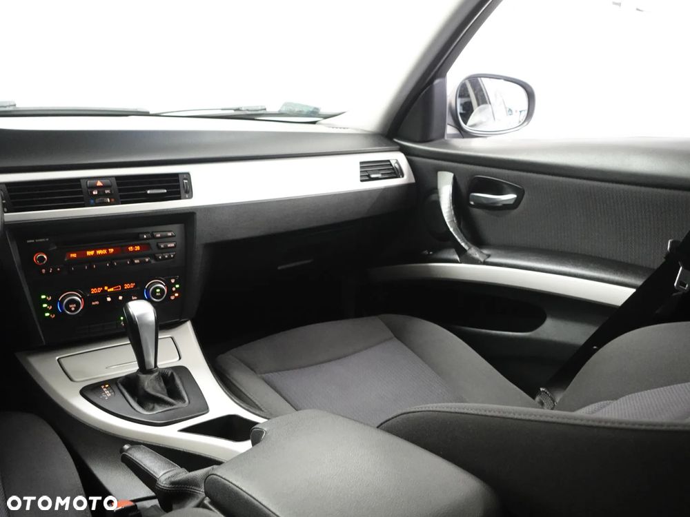 BMW Seria 3 320d xDrive DPF - 32