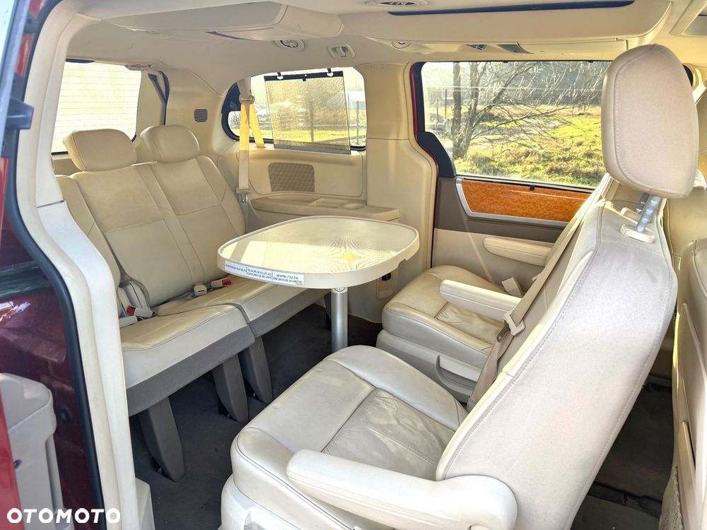 Chrysler Town & Country - 16