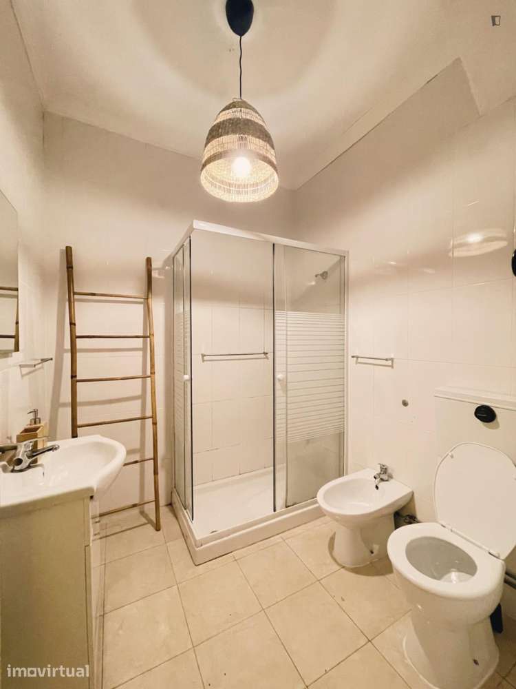 Quarto - localizado em Santo Ildefonso Porto - Grande imagem: 3/8