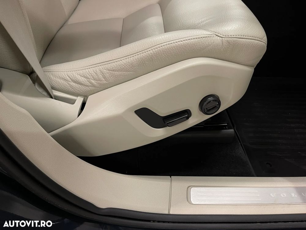 Volvo XC 60 B4 MHEV AT8 AWD Momentum - 22