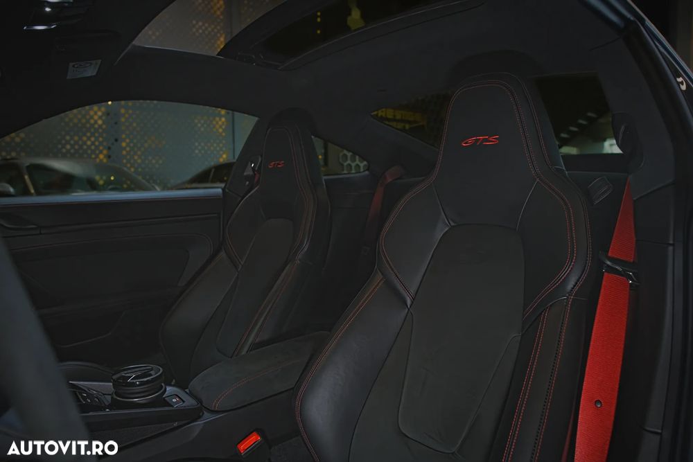 Porsche 911 4 GTS PDK - 11