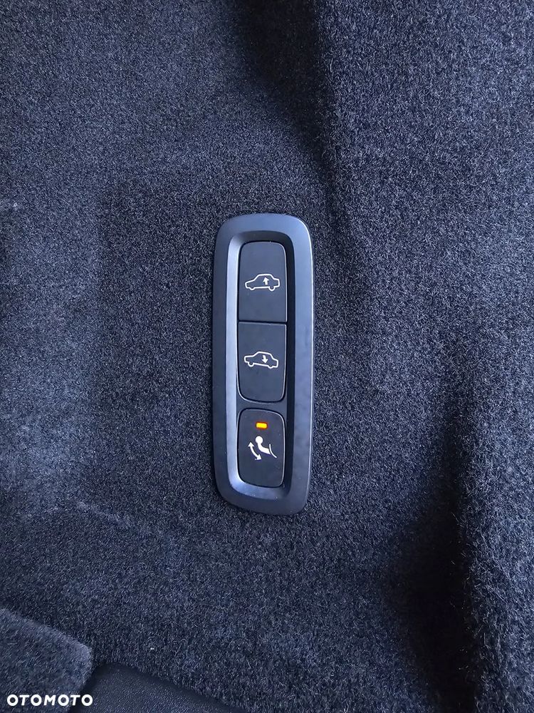 Volvo XC 60 T6 Plug-In Hybrid AWD R-Design - 38