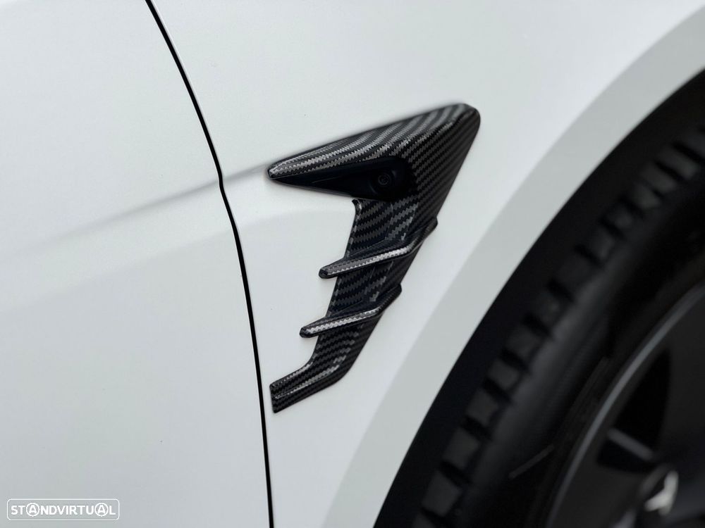 Tesla Model Y Standard Long Range RWD - 32