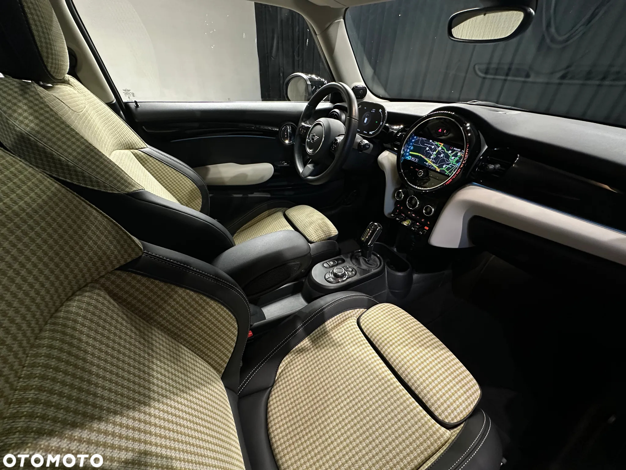 MINI Cooper SE Classic Trim - 12