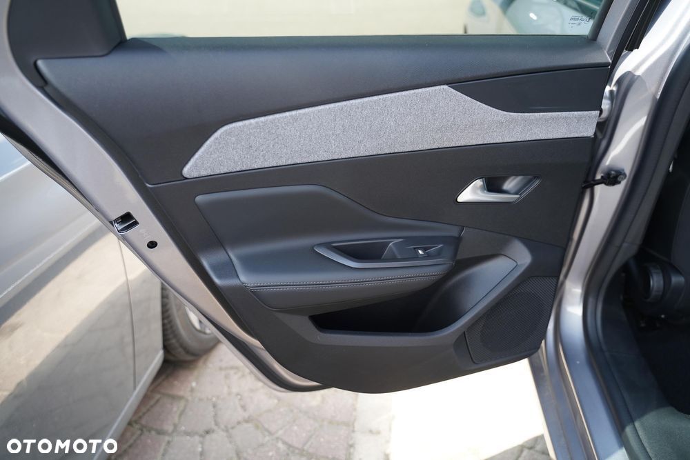 Peugeot 308 1.2 mHEV Allure S&S e-DCS6 - 8