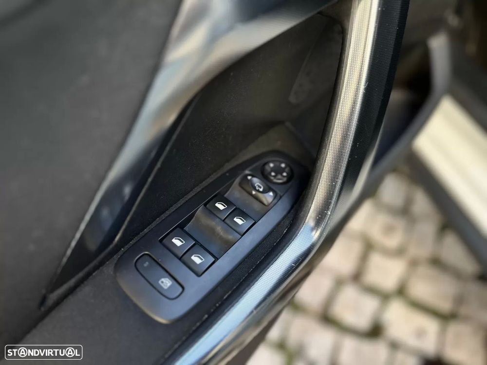 Peugeot 2008 1.2 PureTech Allure EAT6 - 32