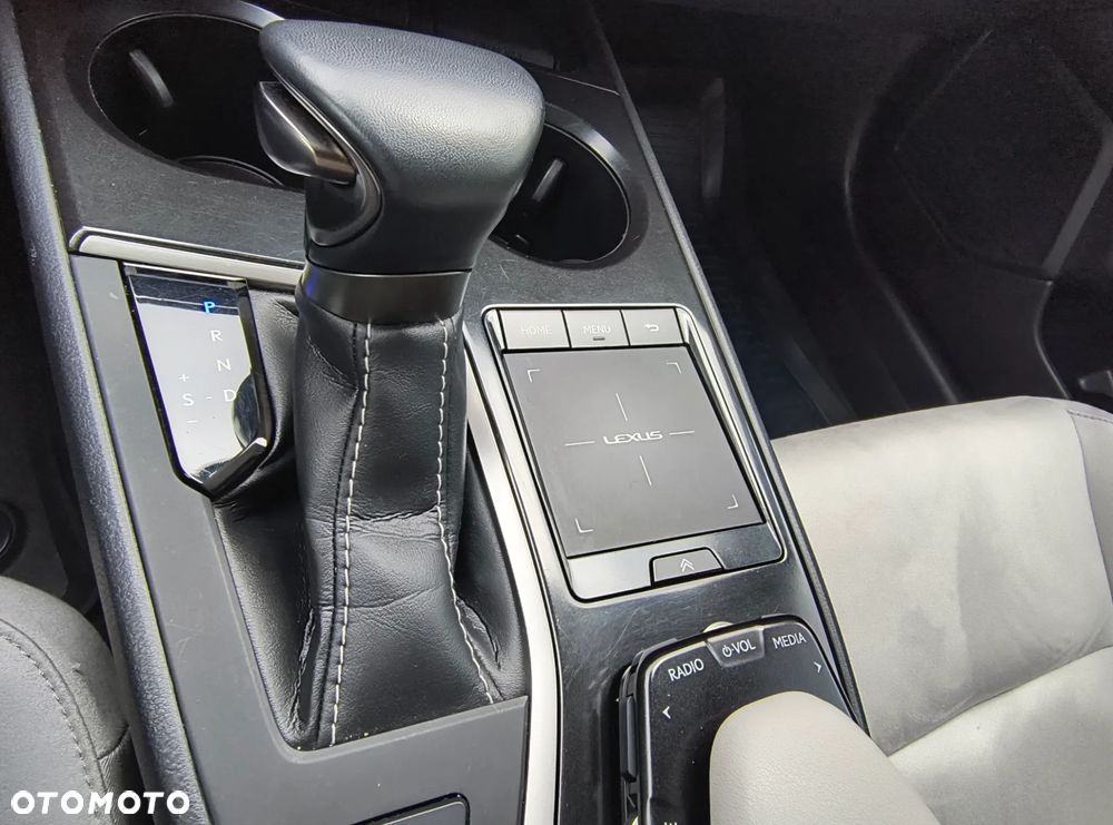 Lexus UX 250h GPF Elegance 2WD - 15