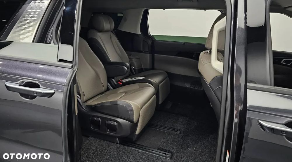 Kia Carnival - 7