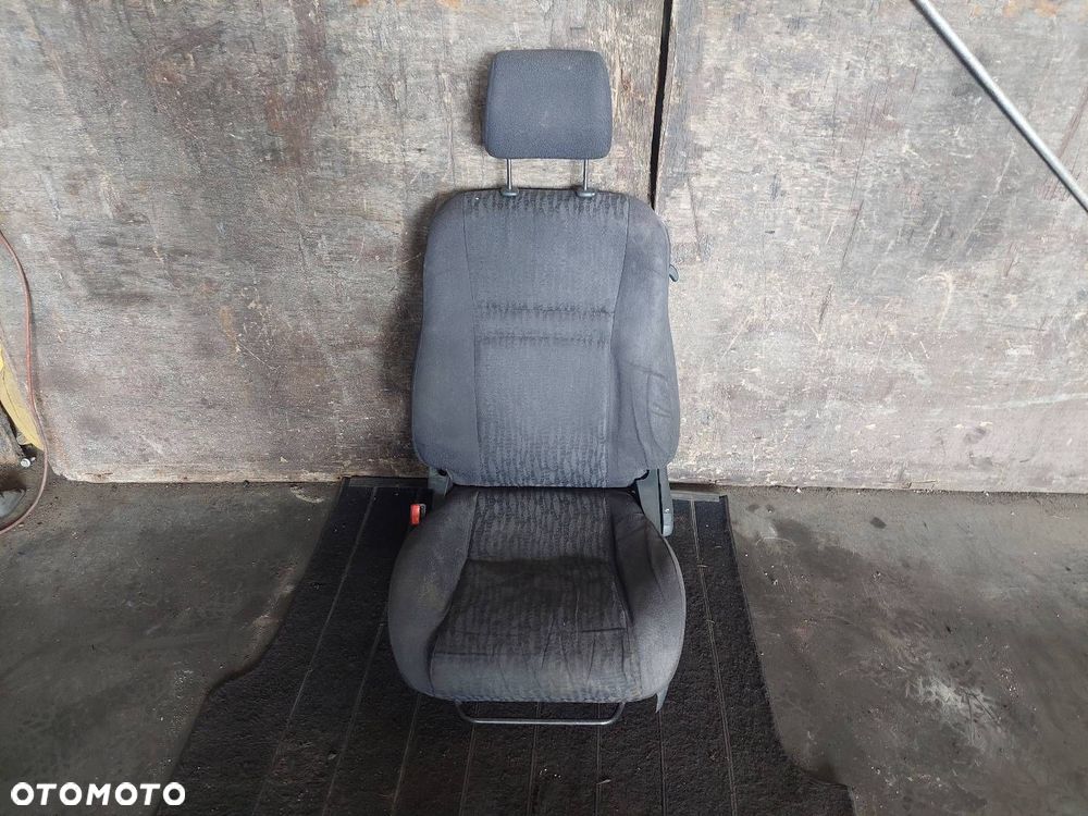 FOTEL LEWY PRZÓD KIEROWCY TOYOTA COROLLA E12 3D - 1