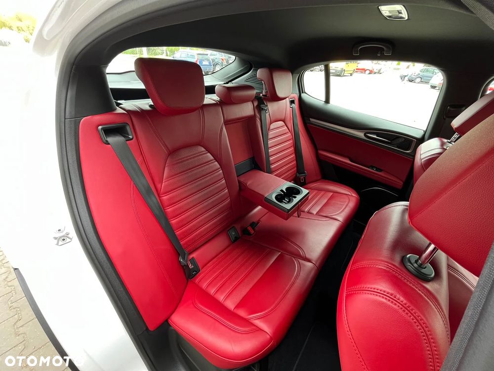 Alfa Romeo Stelvio - 16