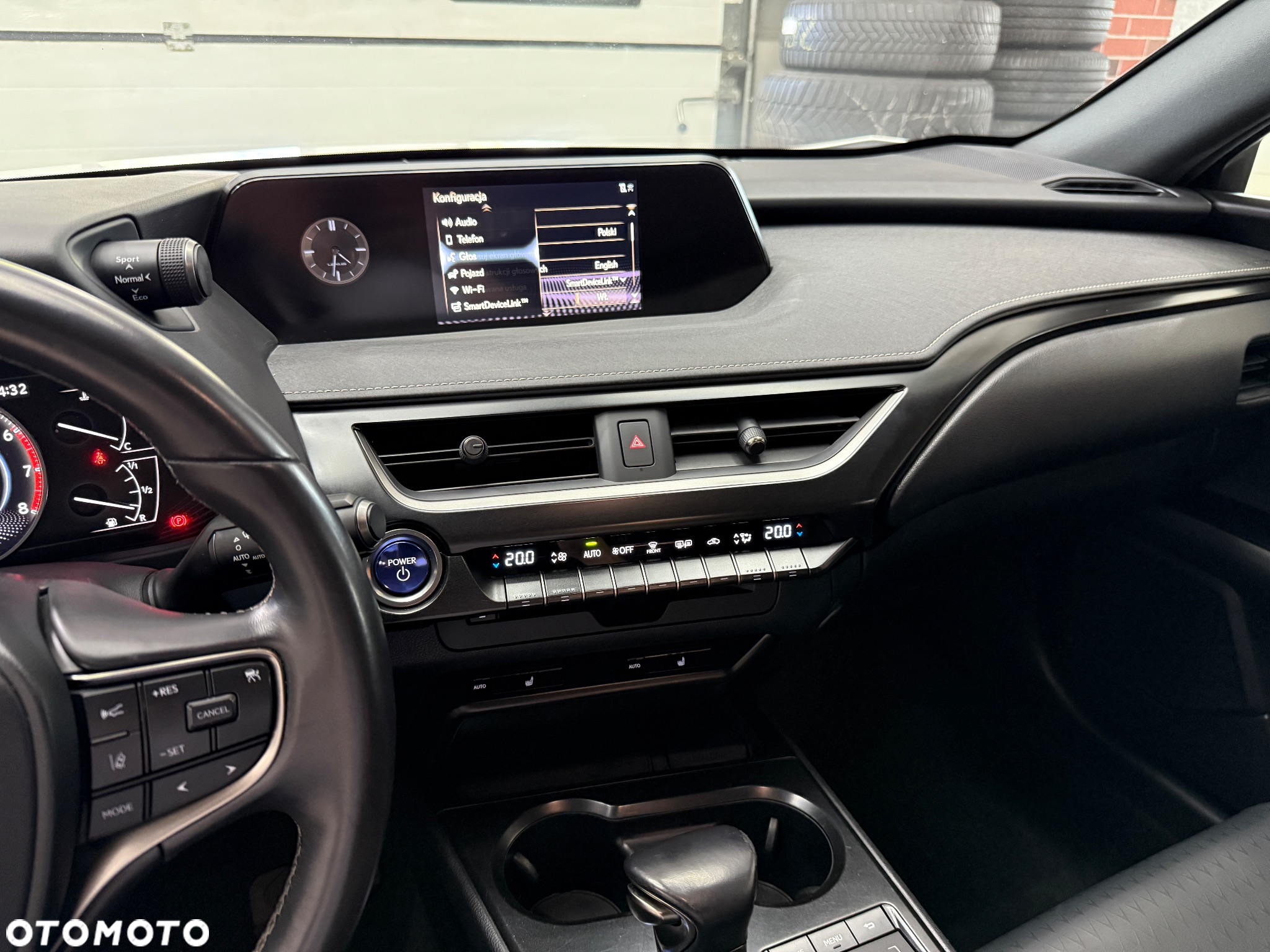 Lexus UX 250h - 22