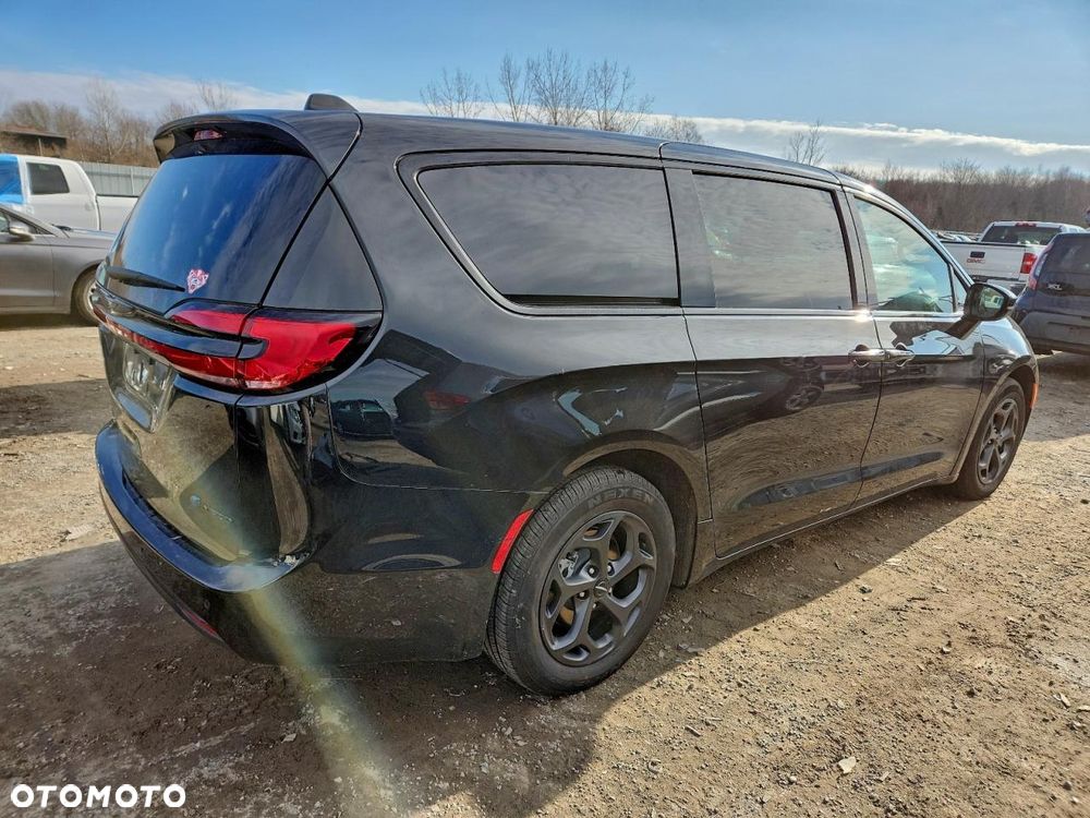 Chrysler Pacifica - 27