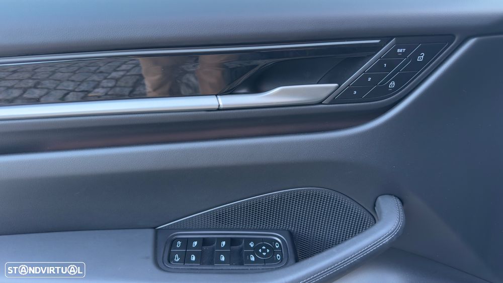 Porsche Macan Electric 4 - 13