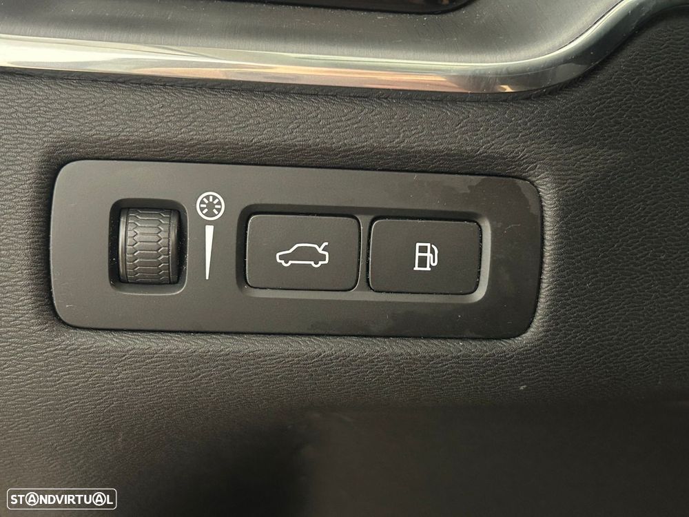 Volvo XC 60 2.0 T6 PHEV Inscription AWD - 32