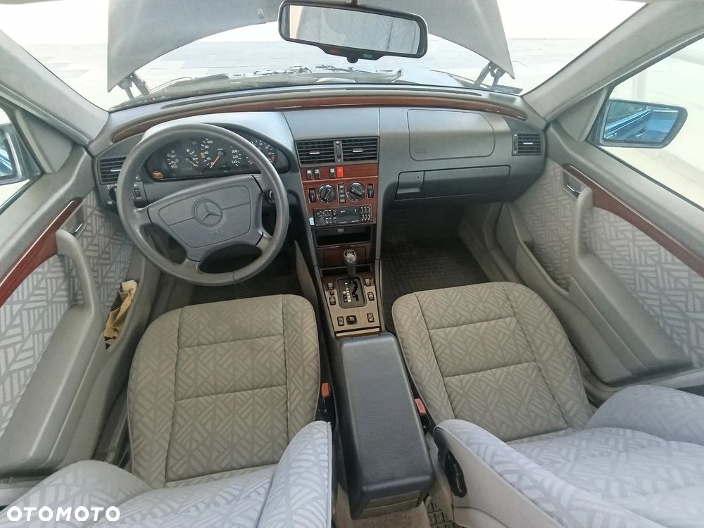 Mercedes-Benz 280 - 12