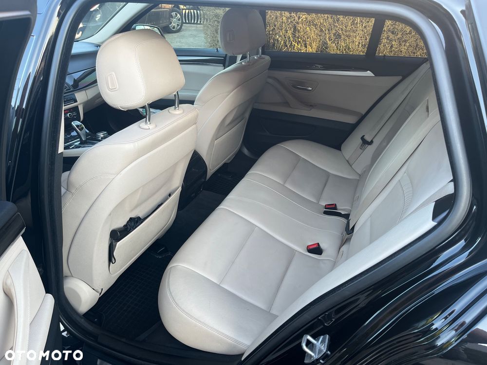 BMW Seria 5 525d xDrive - 14