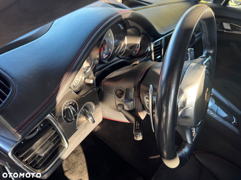 Porsche Panamera GTS PDK - 9