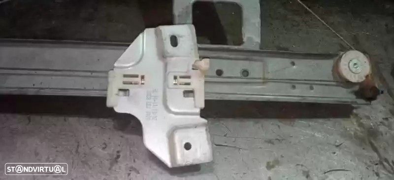 ELEVADOR DE VIDRO TRASEIRO DIREITO DACIA SANDERO 2011 -8200733830 - 4