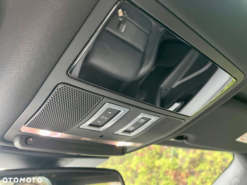 Jaguar F-Pace 25t AWD Portfolio - 32