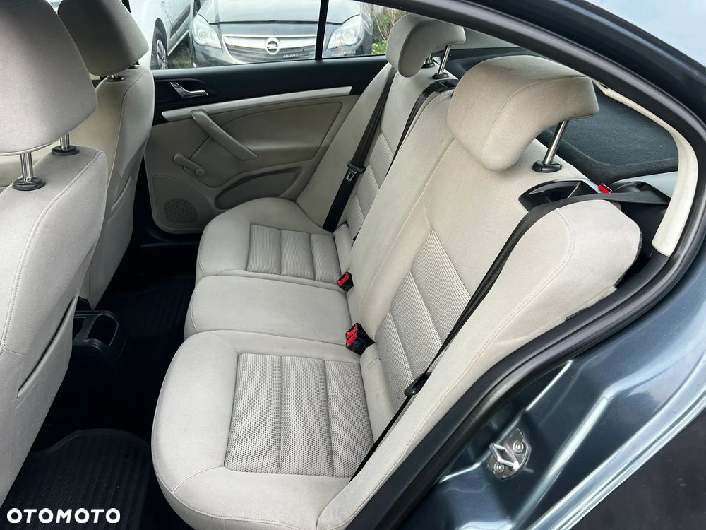 Skoda Octavia 1.6 Ambiente - 22