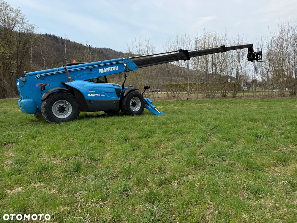 Manitou MT1840. Ładowarka Teleskopowa 18 metrów wysuw! UDŹWIG 4 TONY! Przebieg 2600 mtg. jak Nowa z SALONU. 2016 rok. z Norwegii z Gospodarstwa rolnego! Silnik PERKINS Turbo 110 km. Aktualne Serwisy w Dekra. Nowy Model sterowane wszystko z 1 dżojstika. Ani deka luzów czy wycieku. OKAZJA! Jazda REWERS + 4 biegi. Skręt 3 tryby. Wyjście Hydrauliczne pod przyczepę i oświetlenie, Poziomowanie ośi stabilizatory! Wyjścia Hydrauliczne na maszt! Okazja - 4
