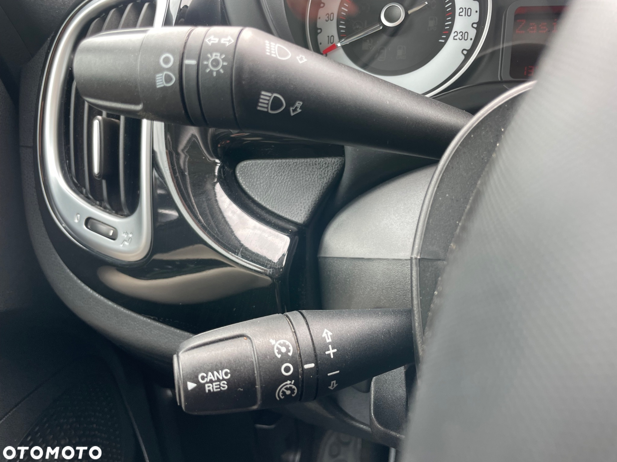 Fiat 500L 1.4 T-Jet 16V Urban Edition - 30