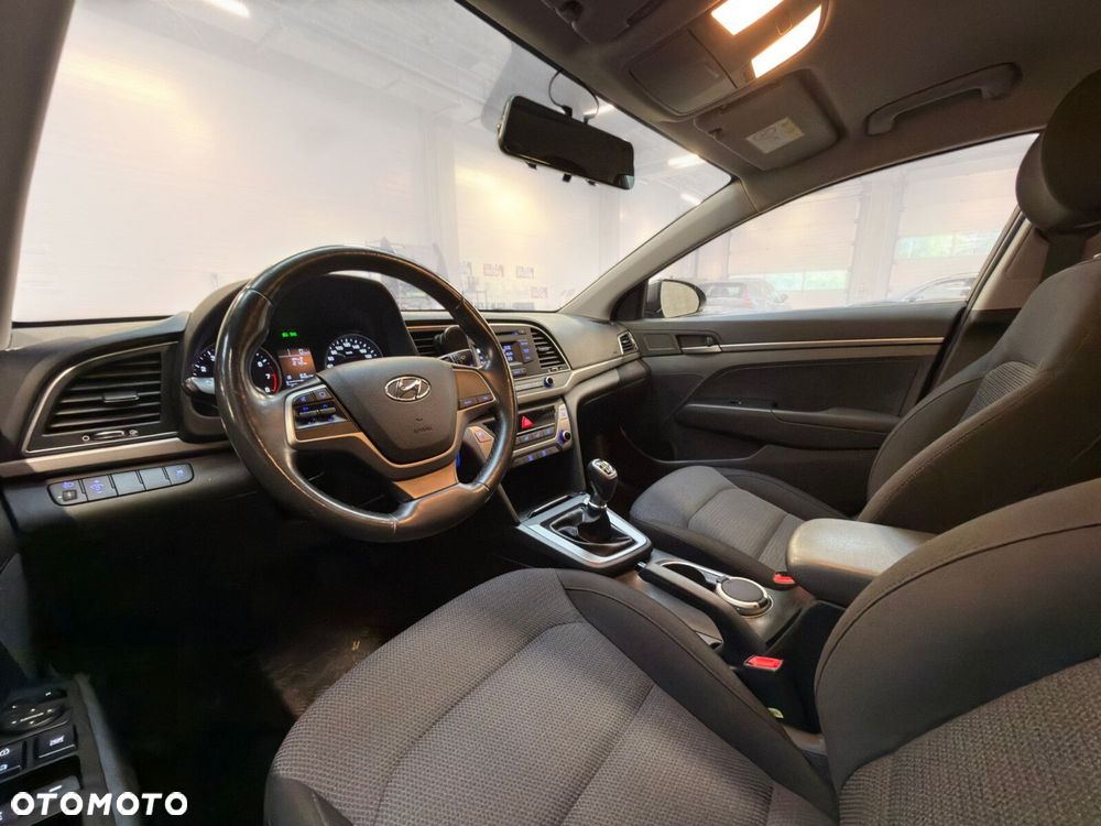 Hyundai Elantra 1.6 Classic Plus - 18