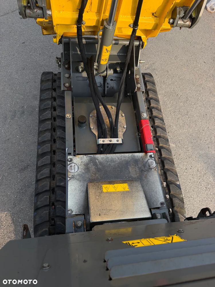 Wacker Neuson DT08 Diesel! Wozidło Samo-załadowcze 1 tona ładowność.  silnik YANMAR Kiprowanie i załadunek  własny HYDRAULICZNY. Wywrotka do specjalistycznych zadań. Bardzo mała wielkościowo a szybka i wydajna! Odpala na Kluczyk. Wywrotka sprowadzona z Norwegii z Urzędu komunalnego. Badzo zadbana maszyna bez luzów i wycieków. OKAZJA TANIO. Podest do jazdy. Perfekcyjny stan! 2017rok.  900 MTG - 9