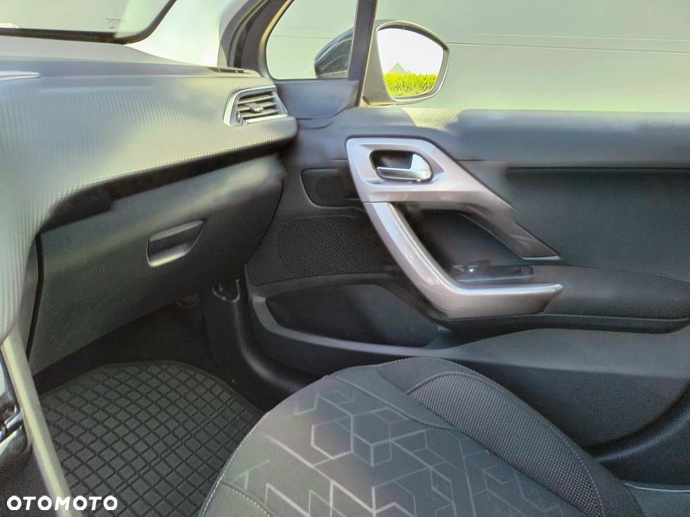 Peugeot 2008 1.6 e-HDi Allure S&S - 20