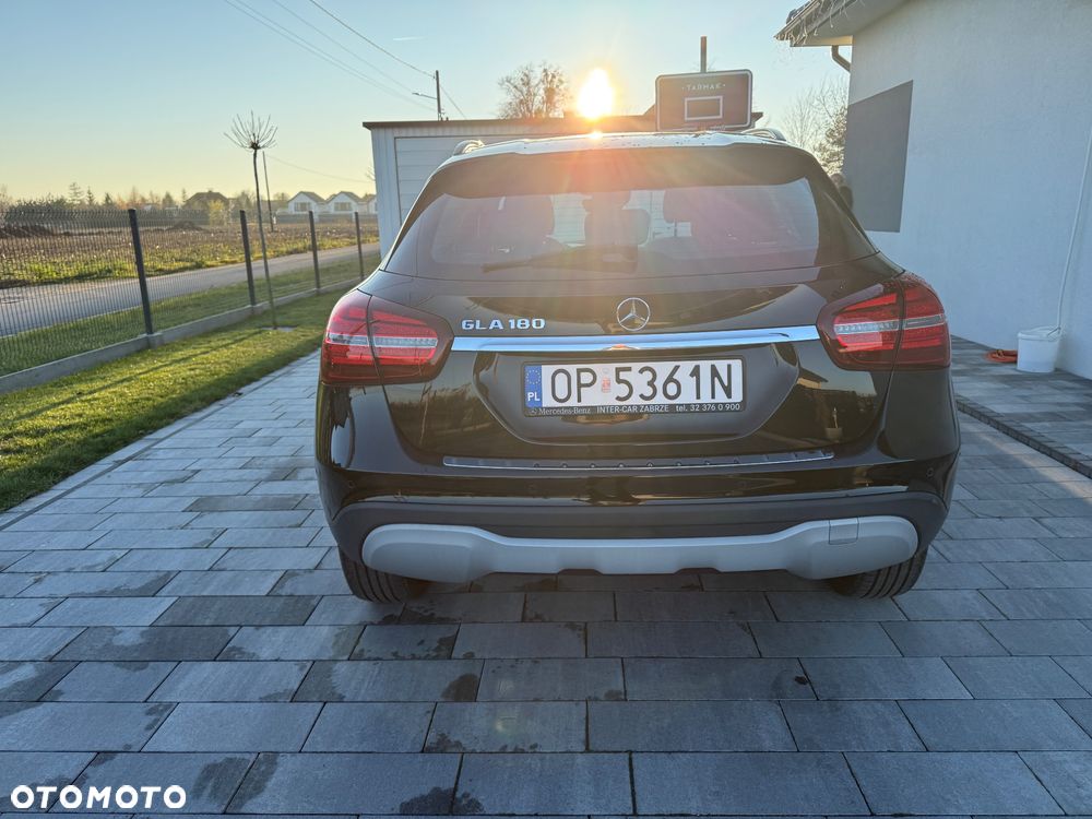 Mercedes-Benz GLA 180 7G-DCT - 5